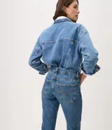 Pantalón de jeans premium azul oscuro de corte recto y cintura media, con bolsillos funcionales, trabillas para cinturón y costuras visibles a contratono. Confeccionado por Marfinno.