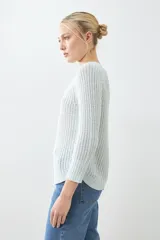 Sweater tejido de punto color rojo con cuello redondo y ruedo curvo.