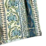 Short de baño con estampado ornamental de estilo paisley y rayas verticales en tonos azules, verdes y blancos. Cuenta con cintura elástica, dos bolsillos laterales y un bolsillo trasero.