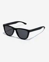 Gafas de sol unisex Hawkers modelo One Raw, de acetato color negro con lentes grises.