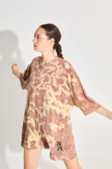 Sweater de punto tipo remerón oversize con diseño batik. Presenta silueta amplia, manga caída y etiqueta tejida con monograma en el frente.