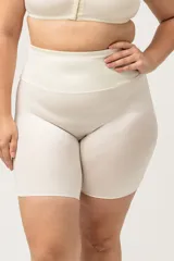 Calza modeladora color piel, tiro alto, confeccionada en lycra reforzada en la zona abdominal.