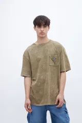 Remera celeste con efecto marmolado, bolsillo en el pecho con parche decorativo y arte en la espalda baja. De calce oversize y algodón lavado con textura extra suave.