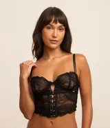 Liguero de tul negro con textura de encaje y lazo de ajuste frontal con cordones.