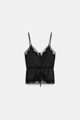 Top de satén negro con escote en pico, tirantes finos ajustables y detalles de encaje a tono en el escote y el ruedo. Presenta una cintura elástica con lazada frontal ajustable.
