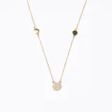 Collar dorado con cadena fina y dije hexagonal con incrustaciones de strass.
