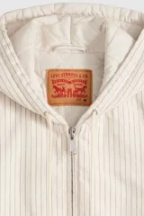 Campera tipo hoodie con cierre frontal, confeccionada en tela de algodón con diseño de rayas verticales finas. Presenta capucha con cordones ajustables, puños y ruedo acanalados, y un bolsillo tipo canguro con etiqueta decorativa.