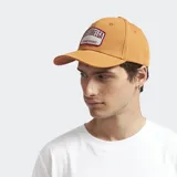 Gorra de béisbol negra con parche frontal bordado en tonos blanco y bordó con la inscripción Kristobelga Goods vs Services.