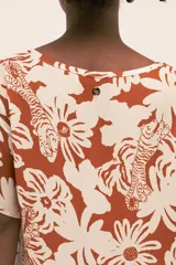 Vestido largo de manga corta en seda viscosa con estampado de flores y tigres.