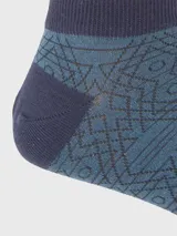 Calcetín corto de algodón con diseño geométrico estampado en tonos azules y detalles en azul marino en puntera, talón y puño.