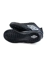 Championes de fútbol Umbro modelo Classico III TF, diseñados para césped sintético. Presentan un diseño en color blanco con detalles en verde neón en el logo lateral, interior y suela.