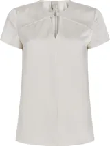 Blusa blanca de satén con cuello redondo con abertura en forma de V y mangas cortas.