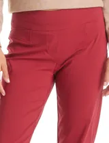 Pantalón de vestir color azul marino, de corte entallado y largo cropped. Presenta una pretina ancha y plana, bolsillos simulados en la parte delantera y trasera, y pequeñas aberturas laterales en el ruedo.