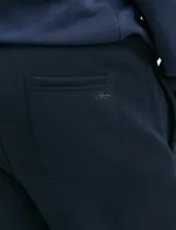 Pantalón jogging de corte recto, confeccionado en tejido circular con cintura elástica y cordón ajustable al tono. Presenta bolsillos laterales tipo parche.