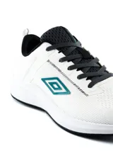 Championes Umbro modelo Volten para hombre, de color negro con suela blanca y el logo de la marca en el lateral.