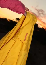 Camisa de vestir oversize color amarillo brillante, con cuello clásico y puños anchos.