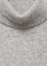 Vestido corto de punto con cuello vuelto y manga larga, de diseño recto y corte holgado.