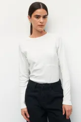 Remera gris de manga larga, corte ajustado y cuello redondo.