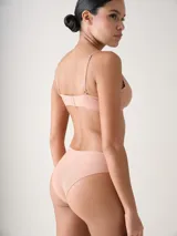 Conjunto de bikini de corte láser color beige, compuesto por un corpiño de tirantes finos y una bombacha de tiro bajo.
