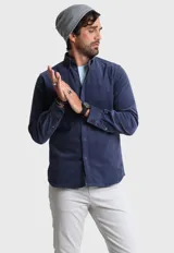 Camisa de pana azul marino de manga larga con cuello abotonado.