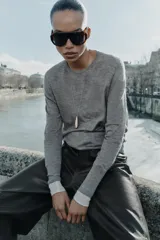 Jersey de punto de cashmere extrafino, color gris, con cuello redondo y manga larga. Diseño básico de corte clásico.