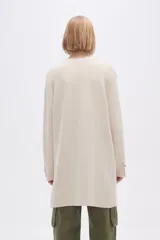 Saco de punto abierto, color negro, con cuello redondo, manga larga y bolsillos frontales aplicados.