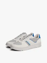 Zapatillas Tommy Jeans de corte bajo, confeccionadas en ante con paneles de malla y cuero sintético. Presentan un diseño en tonos gris y blanco con detalles en azul vibrante, cordones moteados y suela cupsole de goma con logo en bajo relieve.