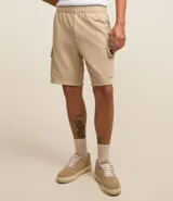 Bermuda masculina color marrón oscuro, confeccionada en tela French Terry, con cintura elástica y cordón de ajuste. Presenta bolsillos cargo funcionales a los lados.