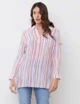 Blusa de gasa estampada a rayas verticales en tonos naranja, celeste, violeta y blanco. Tiene cuello con solapa, escote en V y abertura con botones.