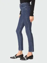 Jean clásico de tiro alto color azul oscuro, corte ajustado y largo al tobillo.