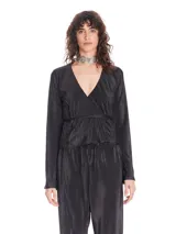 Blusa de tela plisada color verde menta, con escote en V cruzado, mangas largas acampanadas y ajuste con lazos en la cintura.