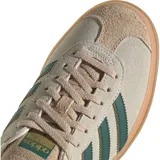 Championes Adidas modelo Gazelle Bold con diseño de plataforma apilada en color caramelo. Confeccionados en gamuza color crema con las icónicas tres tiras laterales y refuerzo en el talón en color verde oscuro.