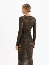 Top de mangas largas y cuello redondo confeccionado en tejido de punto con hilos metalizados. Presenta un diseño de calce al cuerpo con una trama calada que genera transparencias orgánicas.