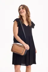 Bandolera de cuero sintético con diseño tricolor en tonos rojo, beige y negro, con bolsillo frontal con cierre y correa larga ajustable.