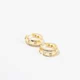 Aros tipo argolla de tamaño pequeño, bañados en oro, con diseño de doble banda que combina una sección lisa con incrustaciones de piedras brillantes.