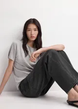 Jeans de tiro medio con diseño de pernera recta y estilo vaquero clásico. Cuenta con cinco bolsillos, trabillas para cinturón y cierre frontal con botón y cremallera.