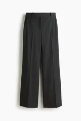 Pantalón sastrero de tiro alto con corte recto, cierre frontal con botón oculto y corchetes, bolsillos laterales al bies y pliegues marcados en el frente y la parte posterior.