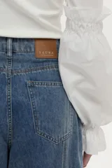 Blusa de rib y popelina color blanco, con calce al cuerpo, escote cuadrado y mangas voluminosas con volados.