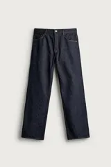 Pantalón jeans straight fit de tiro bajo, confeccionado en denim de algodón oscuro sin lavados, con diseño de pierna recta, cinco bolsillos y cierre frontal de botonadura.