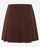 Short pollera de tiro alto en tejido Ponto Roma color marrón, con diseño estructurado, cintura elástica y recortes verticales que le otorgan un aspecto elegante.