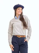 Buzo de punto de calce clásico, color beige, con cuello redondo y mangas largas.