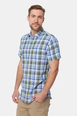 Camisa de lino de manga corta con diseño a cuadros en tonos azul, verde y blanco, con cuello camisero y cierre frontal de botones.