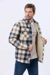 Campera leñadora de viyela a cuadros en tonos beige y azul oscuro, con interior forrado en corderito, cierre frontal con botones y dos bolsillos con solapa en el pecho.