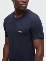 Remera de algodón de corte clásico con cuello redondo y logo de la marca estampado en el pecho.