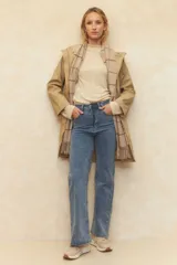 Polera de algodón color verde oliva, de manga larga y cuello alto.