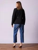 Campera capitoneada marca Gallery, color negro, con cierre frontal, cuello alto y bolsillos laterales con cierre. Presenta un diseño acolchado con costuras en rombos y ajuste en la cintura.