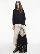 Sweater de calce amplio con mangas largas ajustadas y diseño de superposición en el bajo. Confeccionado en una mezcla de viscosa y lino.