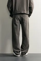 Pantalón de jean estilo straight fit, de corte recto y tiro medio, con efecto lavado en color gris oscuro. Cuenta con diseño clásico de cinco bolsillos y cierre frontal con botones.
