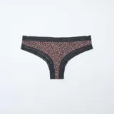 Pack de tres tangas de microfibra, con detalles de encaje negro en la cintura y los bordes. Incluye una tanga lisa en color negro y dos tangas con estampado animal print en tonos marrones y beige.