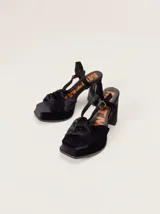 Sandalias de tacón alto Mutma en terciopelo color gris azulado, con plataforma delantera, doble nudo decorativo en la puntera y tira ajustable al talón.